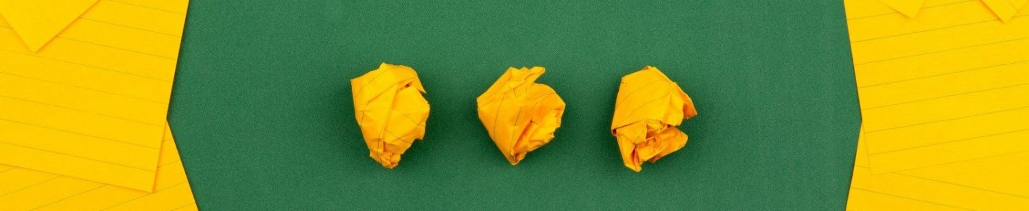 A green speech bubble surrounded by yellow notes